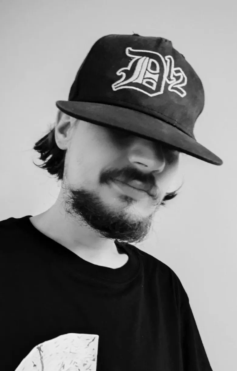 P@FF1 met pet, zwart-wit portret